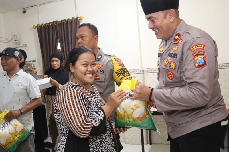 Sebanyak 150 paket beras diserahkan langsung kepada warga yang membutuhkan di wilayah hukum Polsek Pabean Cantikan.(foto: bib TargetNews.ID/sip)