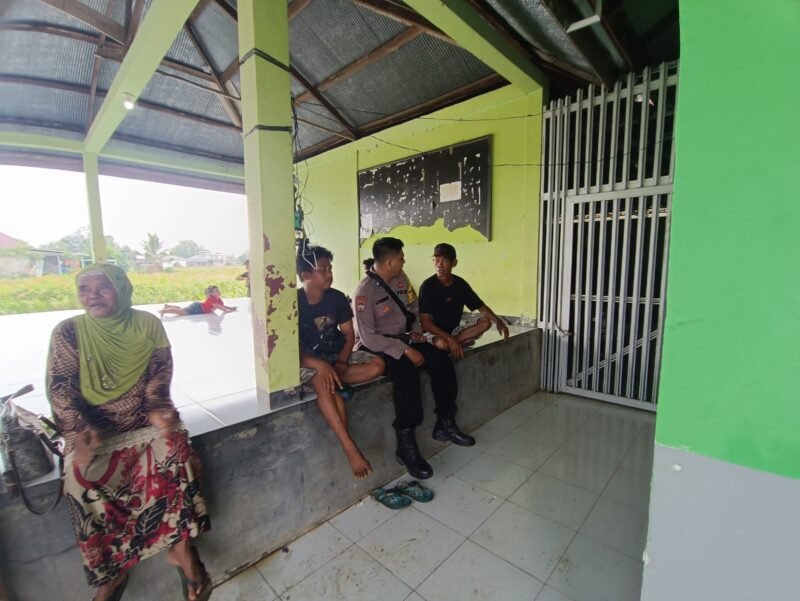 Bhabinkamtibmas sambang dan memberikan himbauan kamtibmas Kepada warga Desa Gadabung