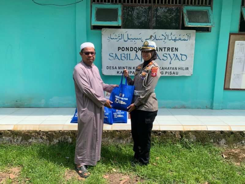 Peringati HUT Lalu Lintas ke-70, Sat Lantas Polres Pulang Pisau Tebar Kepedulian di Pondok Pesantren
