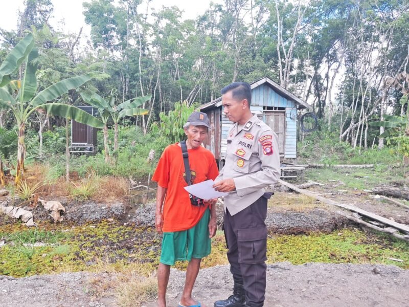 Cegahi Karhutla, Personil Sat Binmas Polres Pulang Pisau memberikan himbauan dilarang membakar hutan dan lahan secara sembarangan kepada masyarakat