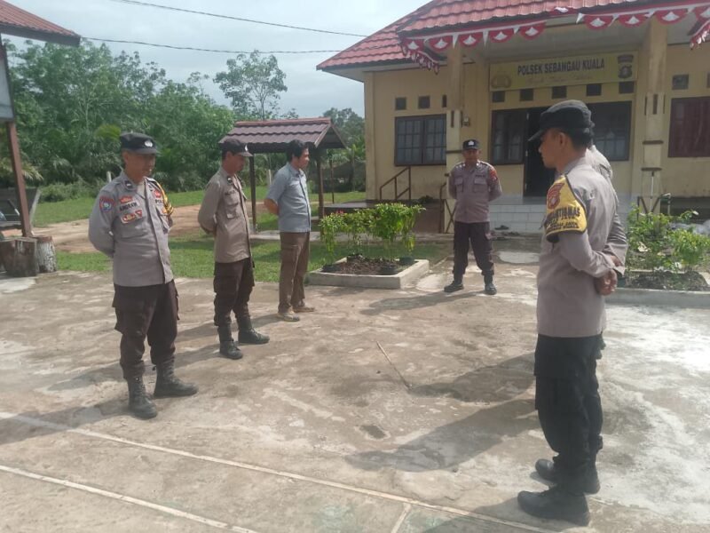 Personil polsek sebangau kuala melaksanakan serah terima piket penjagaan mako polsek sebangau kuala