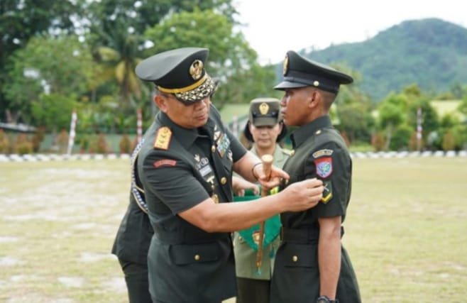 Pangdam XII/Tpr Lantik 224 Bintara Muda Lulusan Dikmaba Infanteri TNI AD 2025(Foto: Bib TargetNews.ID/Lantik 224 Bintara Muda Lulusan Dikmaba Infantri TNI AD)