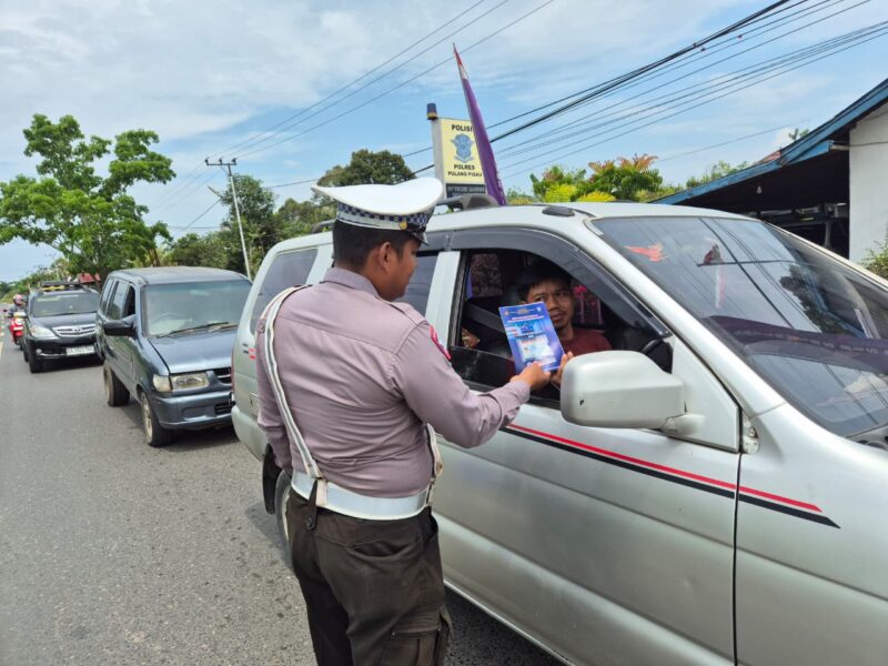 Satlantas Polres Pulang Pisau Bagikan Brosur Kamseltibcarlantas kepada Pengendara