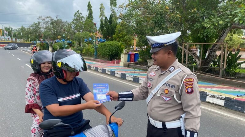 Personel Lantas Memberikan Himbauan Dan Pembagian Brosur Kamseltibcarlantas