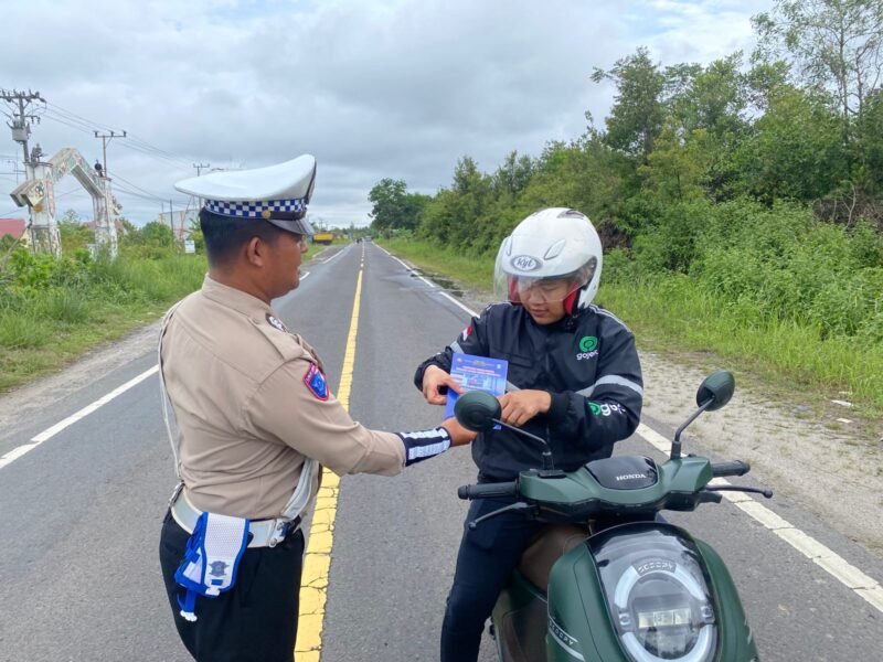 Satlantas Polres Pulang Pisau Bagikan Brosur Kamseltibcarlantas kepada Pengendara