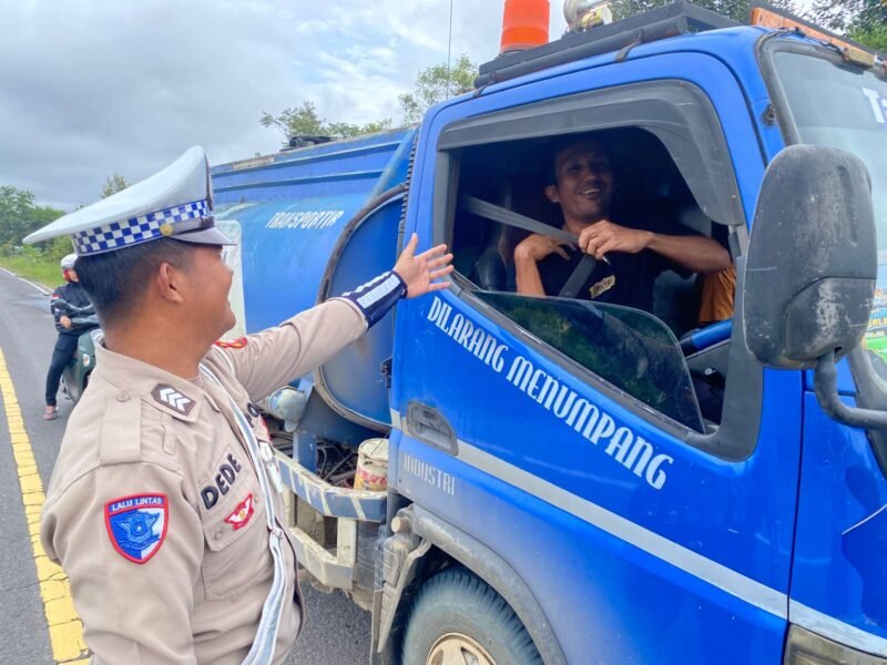 Satlantas Pulang Pisau Tegur Pengemudi Tanpa Sabuk Pengaman