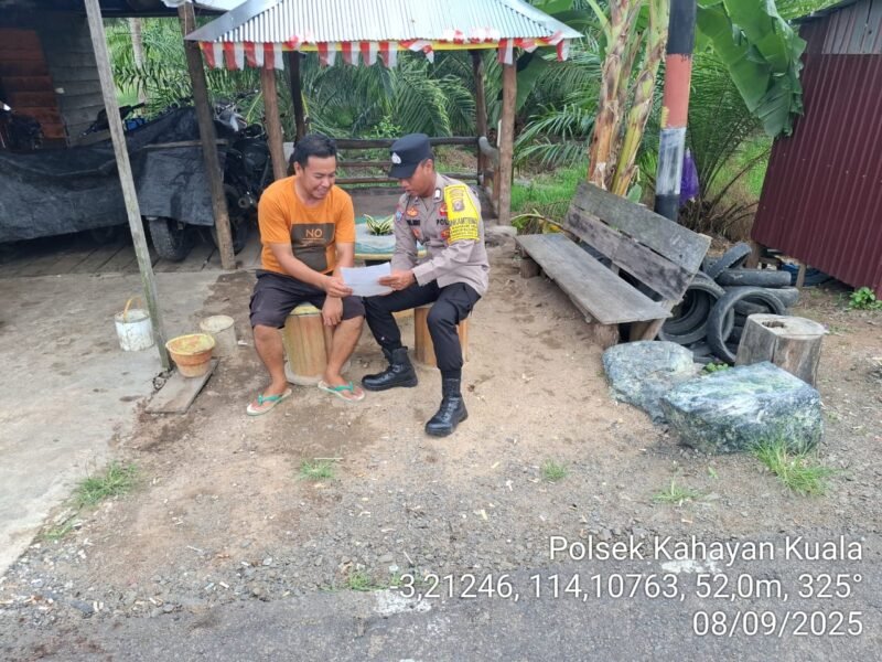 Personel Polsek Kahayan Kuala melaksanakan sosialisasi Maklumat Kapolda Kateng terkait mengemukakan pendapat di muka umum.