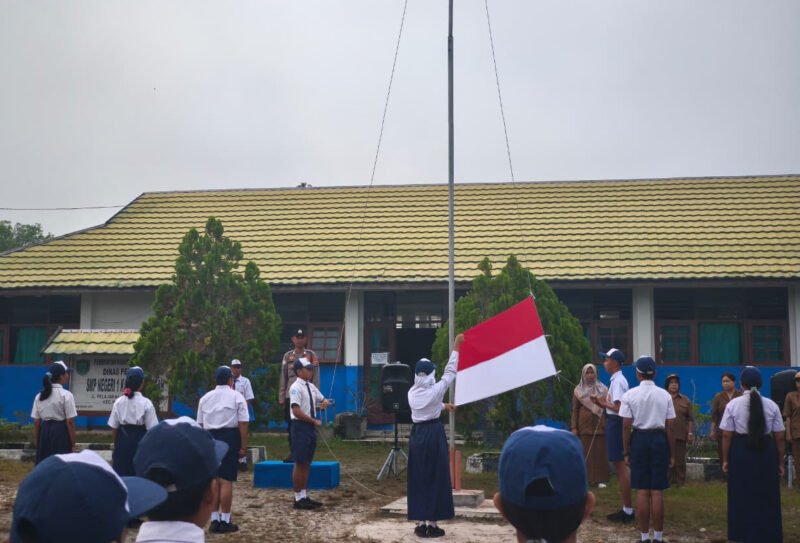 Dekatkan Diri dengan Pelajar, Polsek Kahayan Tengah Pimpin Upacara di SMPN 1