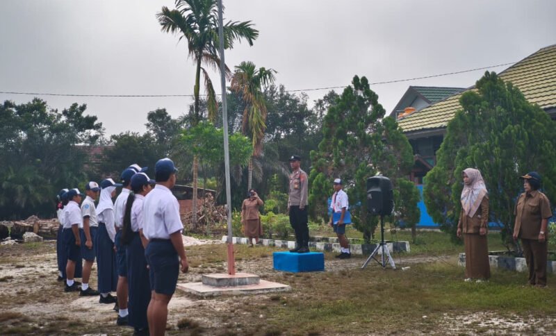 Polsek Kahayan Tengah Tanamkan Disiplin Lewat Upacara di SMPN 1 Kahayan Tengah