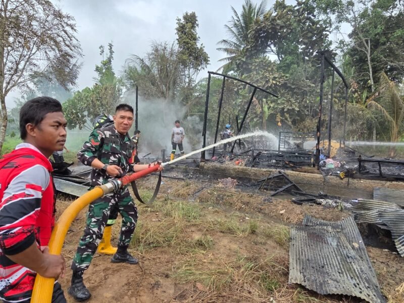 Personel Koramil BAS dan BPK 654 Evakuasi Kebakaran Rumah di Jalan Merdeka