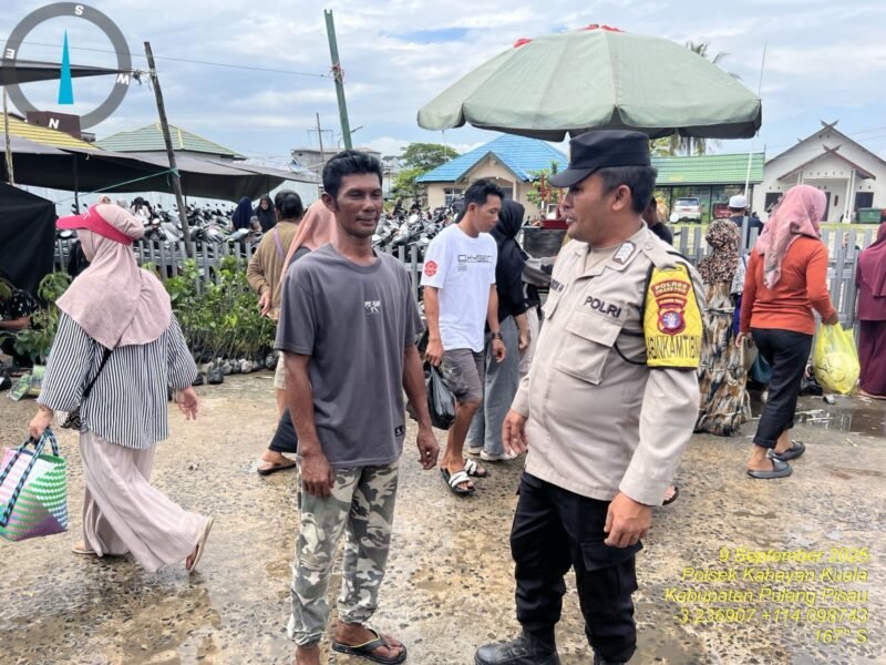 Personel Polsek Kahayan Kuala menyampaikan pesan Kamtibmas, Himbauan kamtibmas dan mendukung Program pemerintah ketahanan pangan, Foto: Bib TargetNews.id