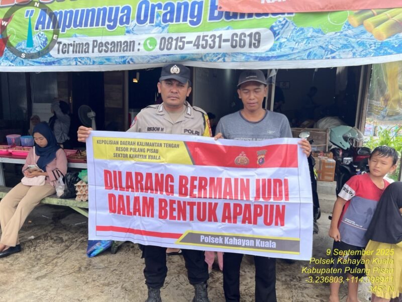 Personil Polsek Kahayan Kuala lakukan himbauan Stop dan Larangan bermain Judi Online, Foto: Bib TargetNews.id