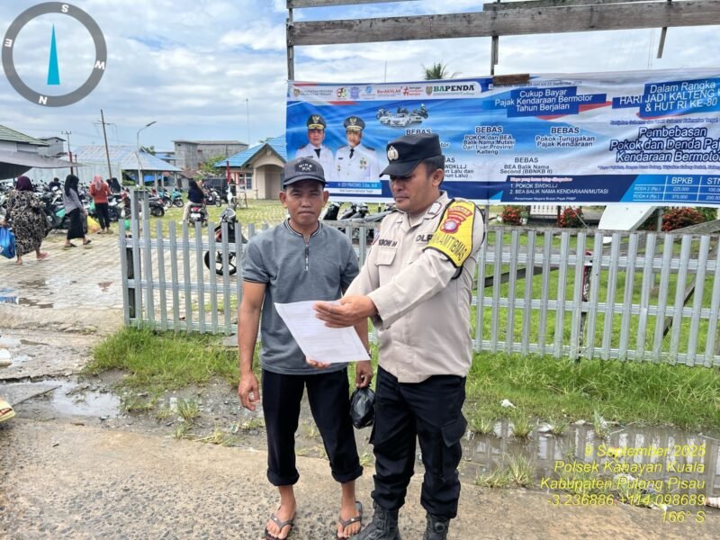 Personel Polsek Kahayan Kuala melaksanakan sosialisasi Maklumat Kapolda Kateng terkait mengemukakan pendapat di muka umum, Foto: Bib TargetNews.id