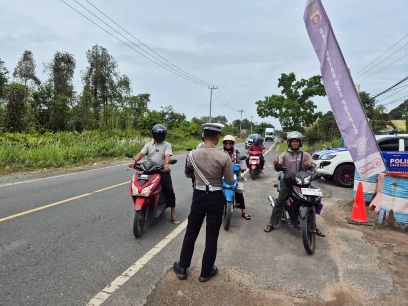 Sat Lantas Polres Pulang Pisau Berikan Himbauan Kamseltibcarlantas kepada Pengendara, Foto: Bib TargetNews.id
