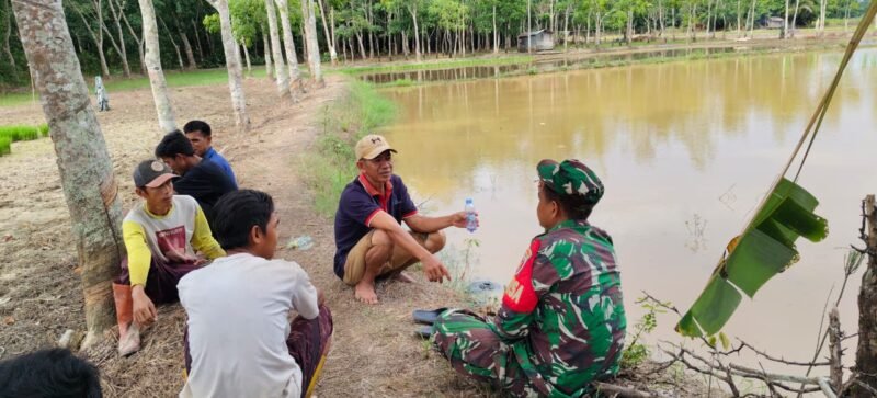 Komsos Babinsa di Desa Hapalah Wujudkan Kemanunggalan TNI dan Masyarakat