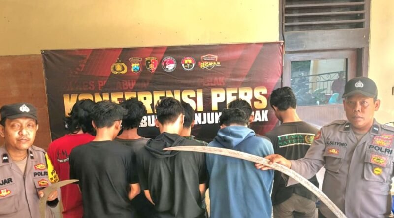 Remaja Kelompok Gangster SSTB, All Star Terlibat Bentrokan Kalilom Lor Surabaya di Amankan Polres Tanjung Perak,[Foto: bib TargetNews.id]