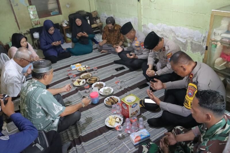 Kapolres Mojokerto Takziyah Ke Rumah Duka Korban Mutilasi Pacet Mojokerto,[Foto; Tiyasih TargetNews.id]