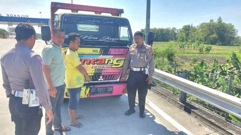 Satlantas Polres Nganjuk Tangkap Pelaku Tabrak Lari di Exit Tol Begadung,[Foto: Jomsen TargetNews.id]