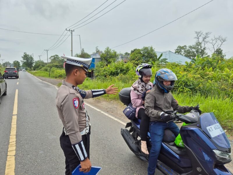 Personel Satlantas Polres Pulang Pisau, Berikan Teguran Kepada Pengendara Motor Yang Tidak Memakai Helm