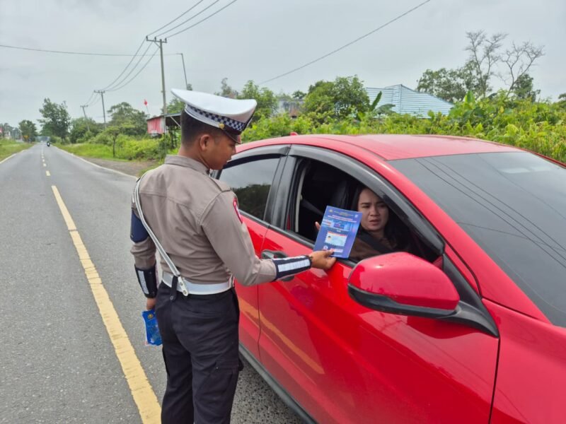 Pembagian Brosur Kamseltibcarlantas kepada Pengguna Jalan