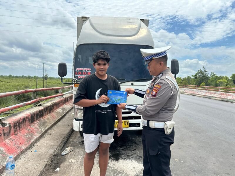 Ciptakan Kamseltibcarlantas, Satlantas Polres Pulang Pisau Bagikan Brosur Keselamatan kepada Pengendara