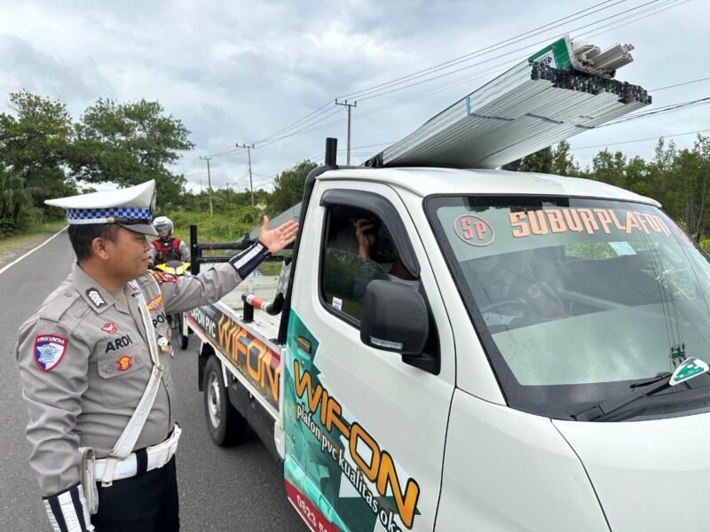 Satlantas Polres Pulang Pisau Tegur Pengemudi Kendaraan Kelebihan Muatan