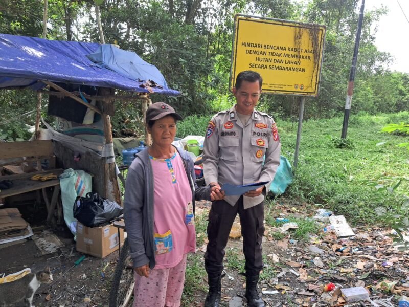 Cegahi Karhutla, Personil Sat Binmas Polres Pulang Pisau memberikan himbauan dilarang membakar hutan dan lahan secara sembarangan kepada masyarakat