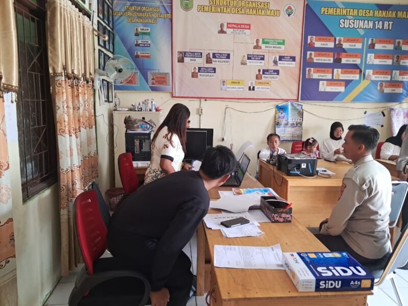 Kanit Binpolmas Polres Pulang Pisau Lakukan Silaturahmi ke Kantor Desa Hanjak Maju