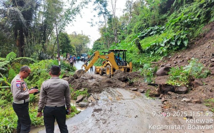 Kapolres Nagekeo Polda NTT Terjun Langsung Tangani Longsor,[Foto: Bib Gila TargetNews.id