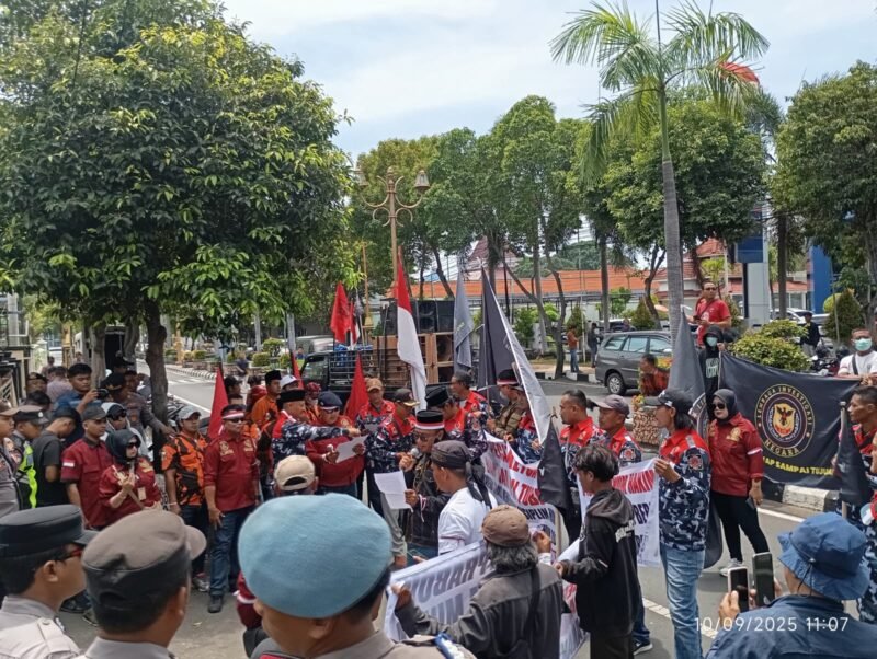 LSM Gelar Demo Ratusan Masa keadilan Sesat (PN) Pengadilan Negeri Tuban[Bib Gila/TargetNews.id]