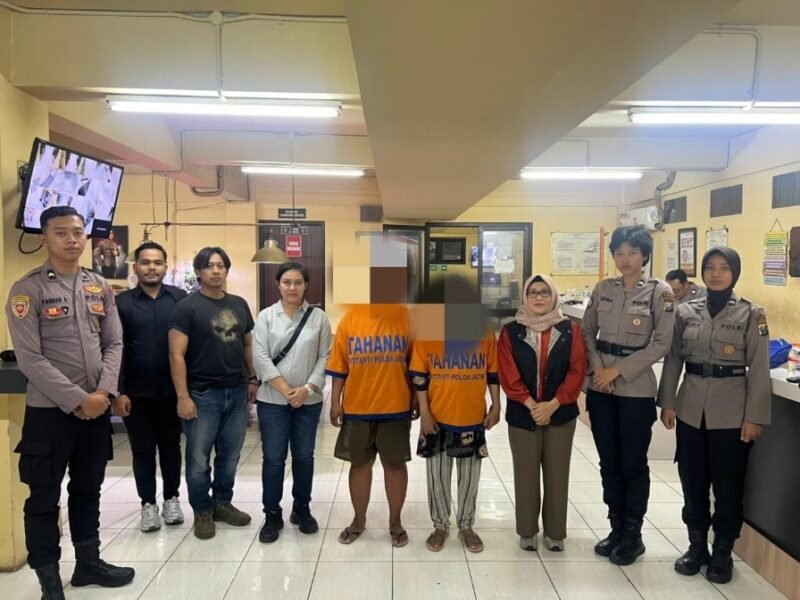 Foto: Polisi Menanvkal Ke dua Orang tua terkait kasus ank MB [7] korban penghianayaan yang di temukan di pasar kebayoran lama jakarta selatan[bib gila]