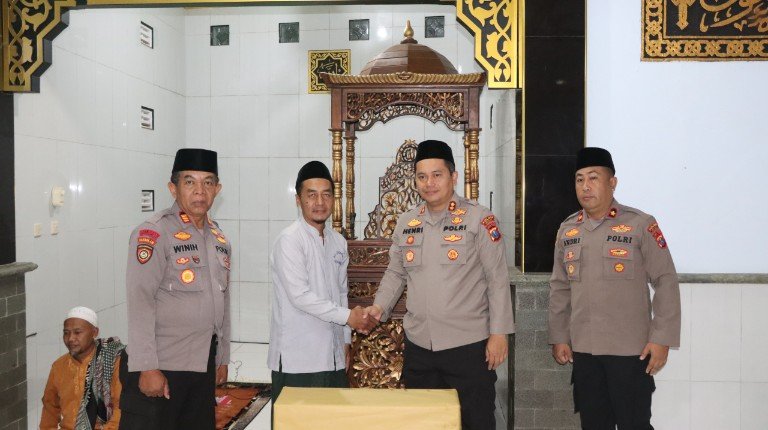 Foto: Kapolres Nganjuk AKBP Henri Noveri Santoso, S.H., S.I.K., M.M., didampingi Wakapolres beserta pejabat utama melaksanakan giat Binrohtal dengan pengisi materi ulama kamtibmas Ustadz H. Muhammad Shoberi, S.Pd.l. Kegiatan ini diikuti oleh PJU, anggota, serta ASN Polres Nganjuk, bertempat di Masjid Al-Ikhlas Polres Nganjuk,(kabiro nganjuk jomsen silitonga TargetNews.id)