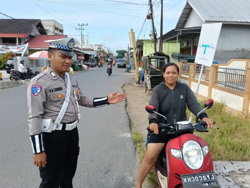Personel Satlantas Polres Pulang Pisau, Berikan Teguran Kepada Pengendara Motor Yang Tidak Memakai Helm