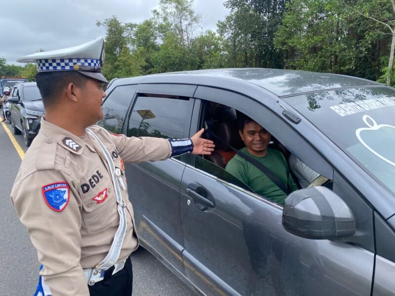 Satlantas Pulang Pisau Tegur Pengemudi Tanpa Sabuk Pengaman