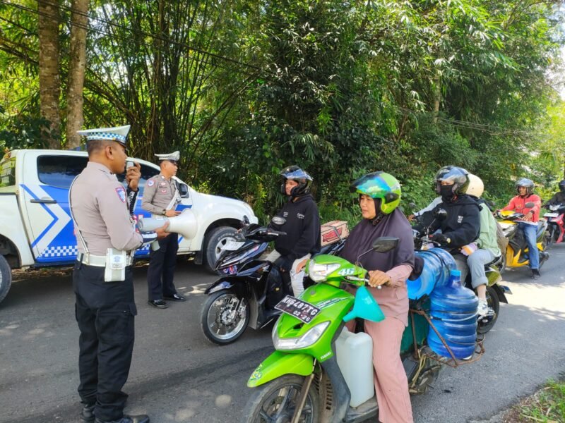 Sat Lantas Polres Pulang Pisau Berikan Himbauan Kamseltibcarlantas kepada Pengendara