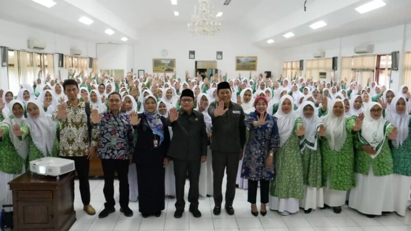 Foto; Bupati Sidoarjo, Subandi, mengajak seluruh kader Fatayat NU dari ranting hingga cabang se-Kabupaten Sidoarjo, (Antok TargetNews.id)