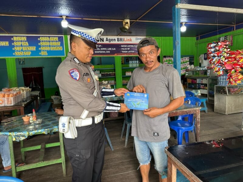 Ciptakan Kamseltibcarlantas, Satlantas Polres Pulang Pisau Bagikan Brosur Keselamatan kepada Pengendara
