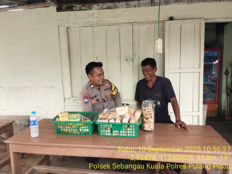 Sambangi Warga Dengan Humanis, personel Polsek Sebangau Kuala Sampaikan Pesan Kamtibmas kepada Warganya