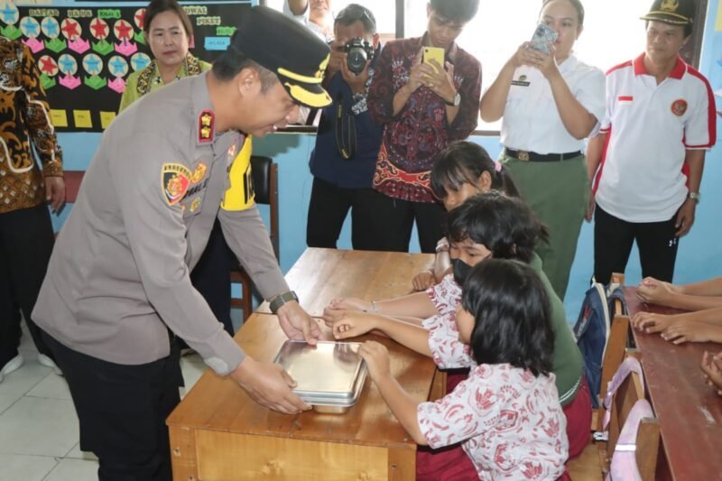 Kapolres Pulang Pisau Tegaskan Komitmen Dukung Gizi Anak dalam Launching MBG di SDN 3 Bereng