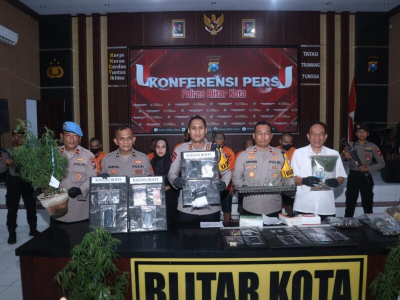 Polres Blitar Kota Polda Jatim berhasil menangkap Sembilan tersangka dalam kasus penyalahgunaan narkoba dalam Operasi Tumpas Narkoba 2025 (Foto: bib Gila/TargetNews.id)