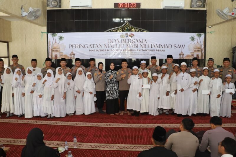 Polres Pelabuhan Tanjung Perak menggelar acara doa bersama dalam rangka memperingati Maulid Nabi Muhammad SAW 1447 H / 2025 M. Bertempat di Masjid Al-Hidayah Mapolres, acara yang berlangsung khidmat pada Kamis (11/9/2025) Foto: bib gila/TargetNews.id