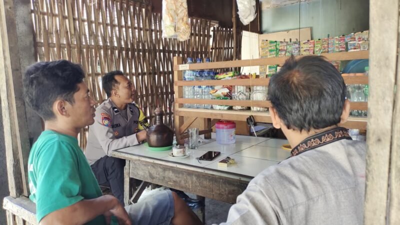 Ngopi Bareng Warga, Bhabinkamtibmas Warujayeng Berikan Wawasan Kamtibmas
