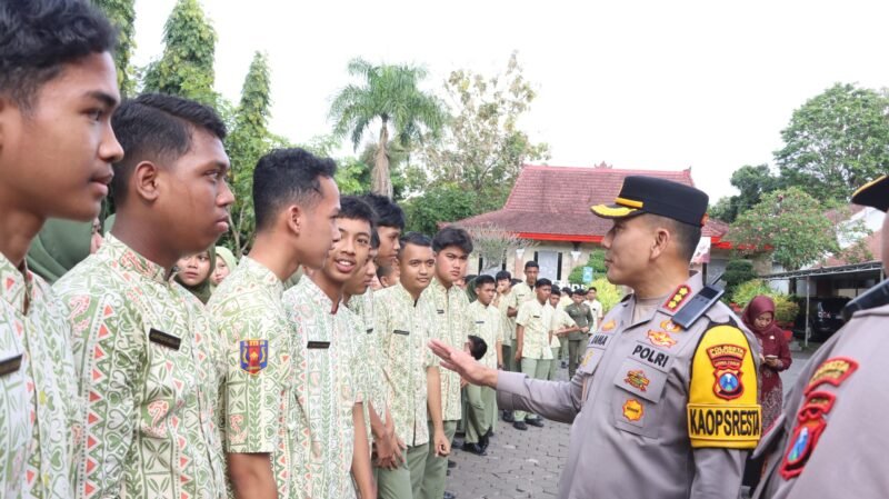 Polresta Banyuwangi Polda Jatim terus menguatkan program “Police Goes to School” sebagai langkah strategis membina generasi muda yang cerdas, disiplin, dan taat hukum. Foto: bib gila/TargetNews.id