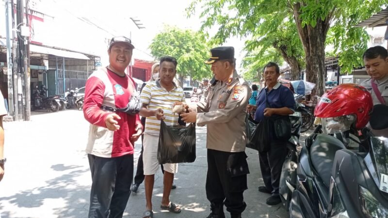 Kapolsek Simokerto Kompol Didik Bagi-Bagi Nasi Bungkus dan Borong Dagangan Pedagang Kecil,(Foto: H.niman/TargetNews.id)