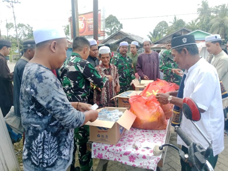 Koramil 1002-01/Batang Alai Selatan Gelar Shalat Jumat Berjamaah dan Berkah di Masjid Shalihin