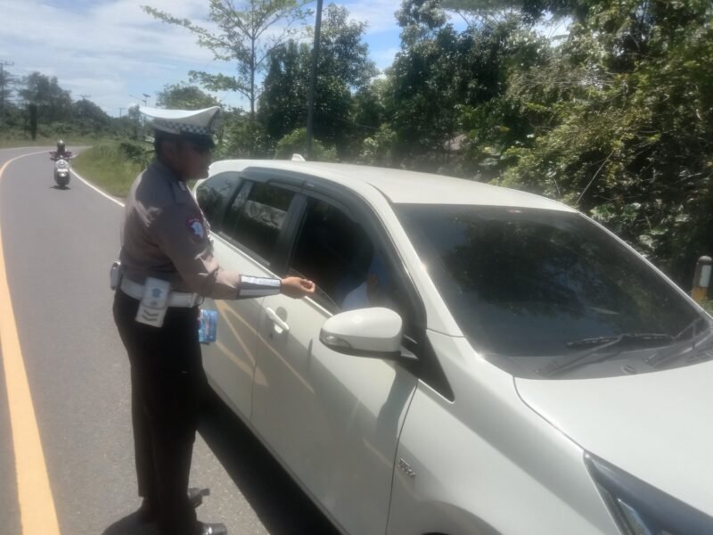 Satlantas Pulang Pisau Tegur Pengemudi Tanpa Sabuk Pengaman