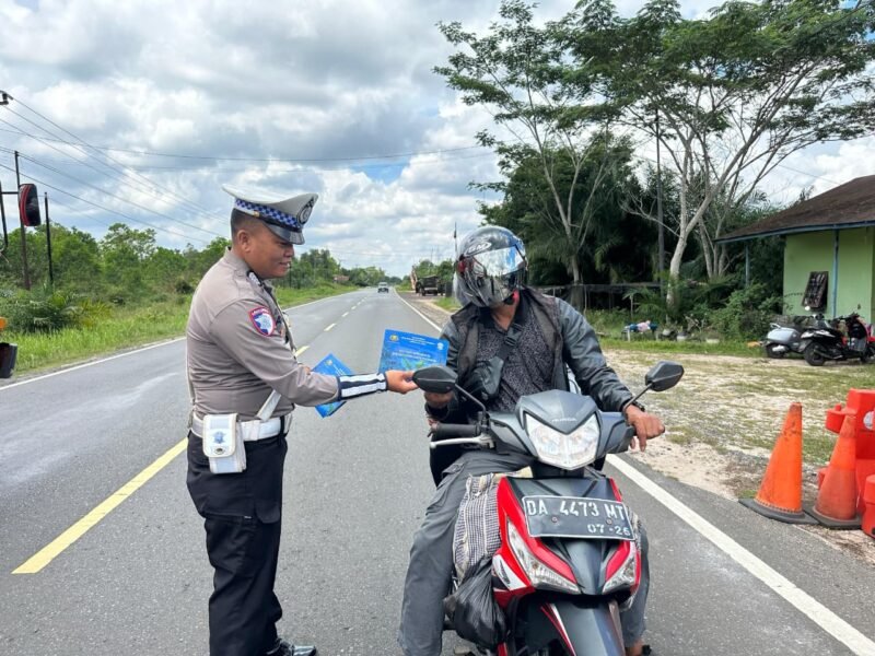 Pembagian Brosur Kamseltibcarlantas kepada Pengguna Jalan