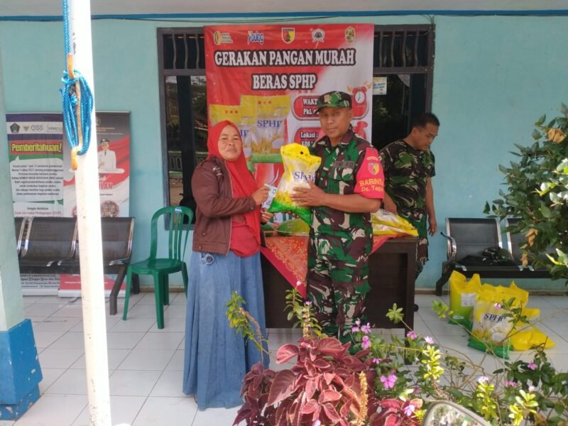 Babinsa Tepas Hadir Salurkan Beras SPHP Untuk Masyarakat