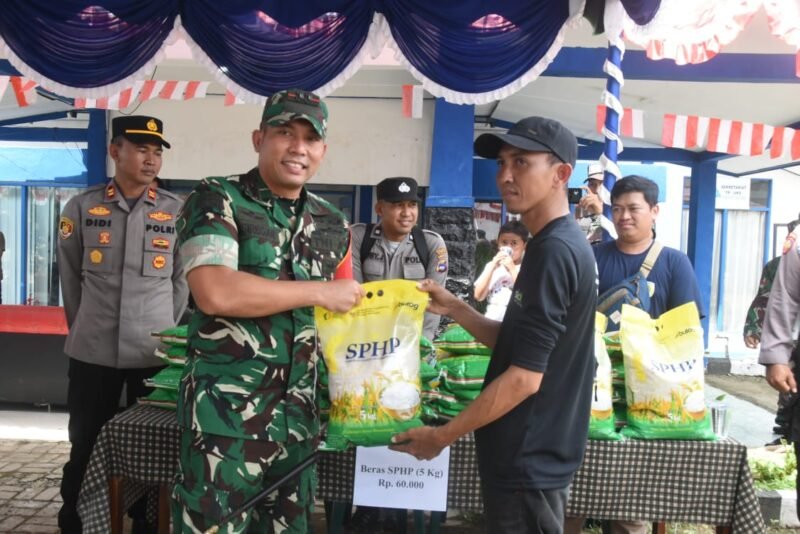 Kodim 1002/HST Distribusikan 11,8 Ton Beras SPHP, Warga Antusias