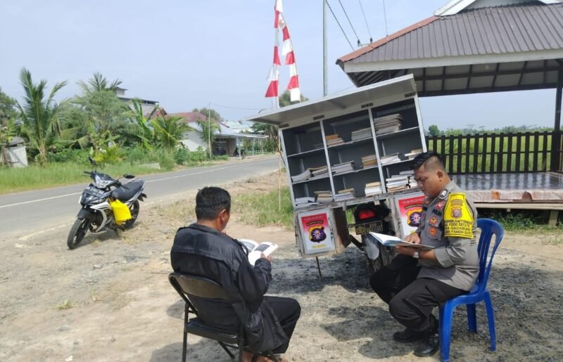 Budayakan baca Satbinmas Polres Pulang Pisau melalui bhabinkamtibmas melaksanakan perpustakaan keliling (Bajaka) Ke Pedesaan wilayah Kabupaten Pulang Pisau, Jumat (12/09/2025).